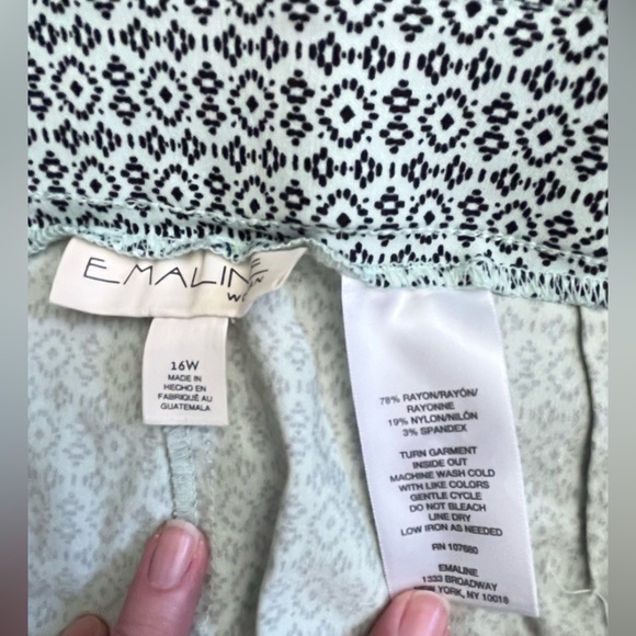 NWT Emaline Plus 16W "Mendoza" Pull-On Stretch Capri Pants w/Zip Pockets - Picture 4 of 5